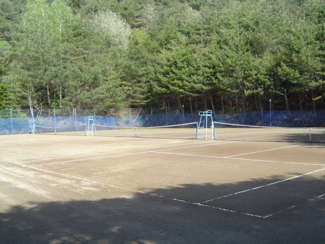 森のテニスコート